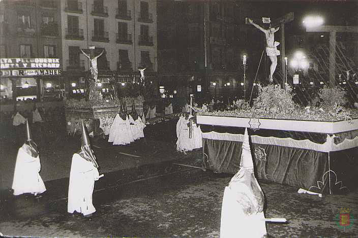 Cortejo de la Procesión General del Viernes Santo en los años 70 en Valladolid. 