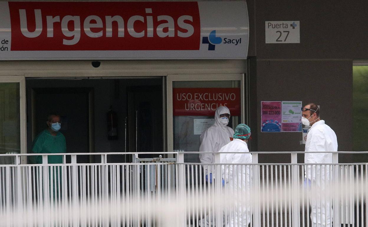 Personal sanitario a la entrada de urgencias del hospital general de segovia durante la crisis del coronavirus. 