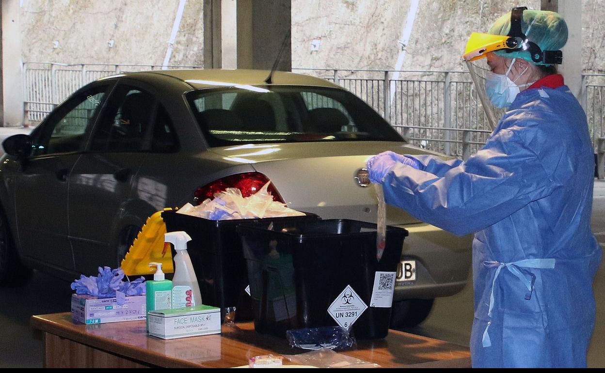 Personal sanitario recoge pruebas en el aparcamiento del Hospital General de Segovia. 