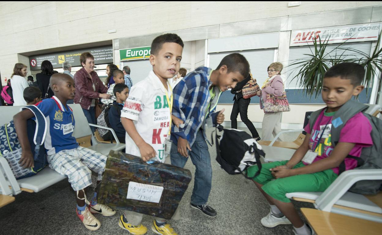 Un grupo de niños saharauis esperan con sus equipajes a encontrarse con las familias de acogida en el aeropuerto de Villanubla. 