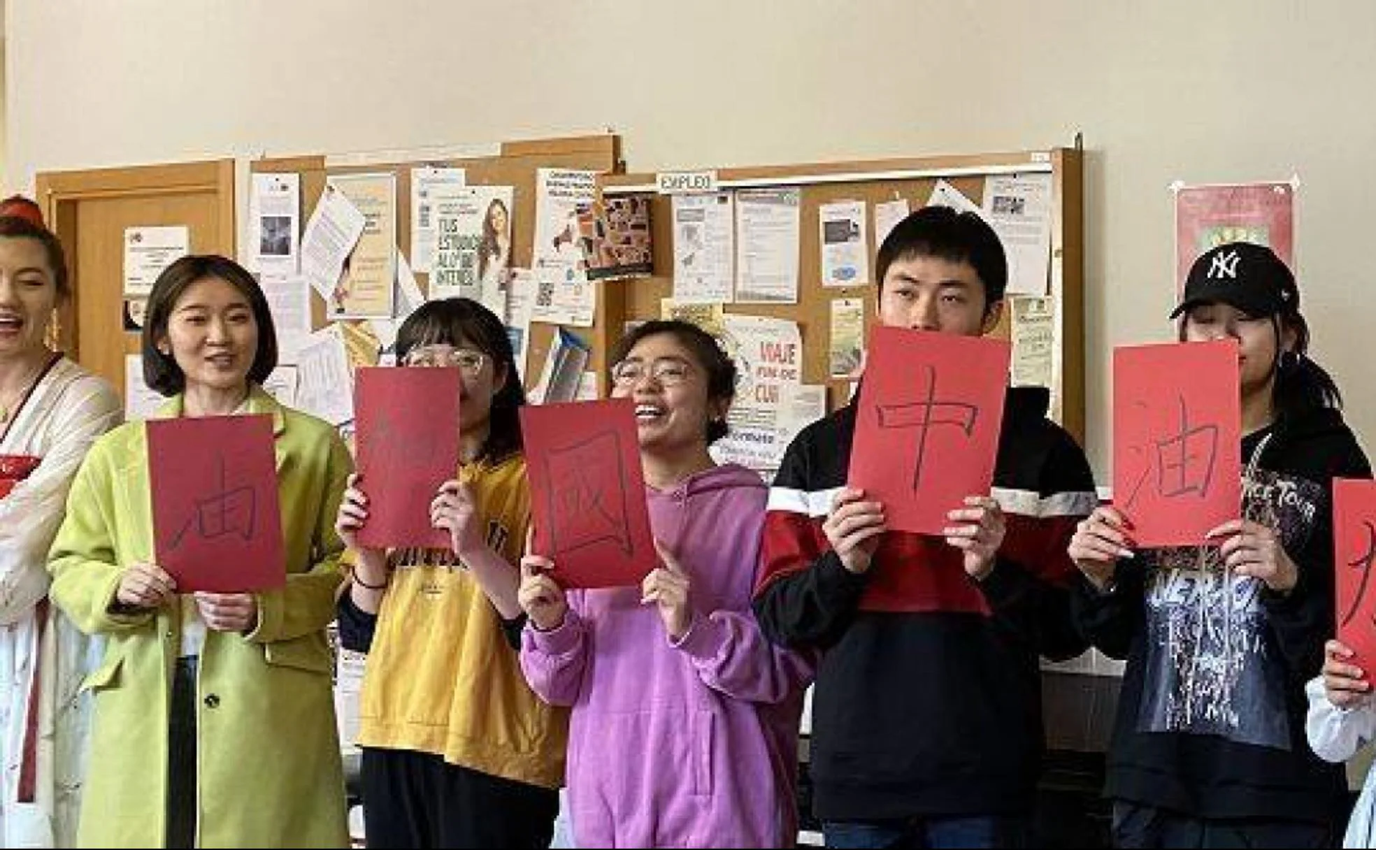 Alumnos chinos del campus de Ávila de la USAL animan a la población de Wuhan.