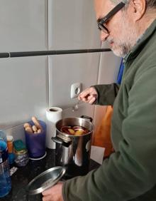Imagen secundaria 2 - Jesús G. Velasco prepara limonada en su casa de Aranda de Duero.