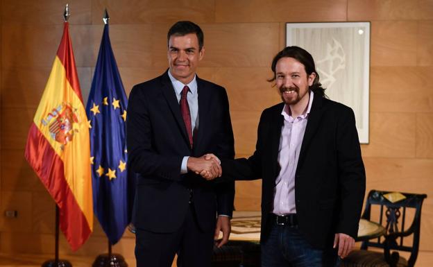 Pedro Sánchez y Pablo Iglesias estrechan sus manos en el Congreso.