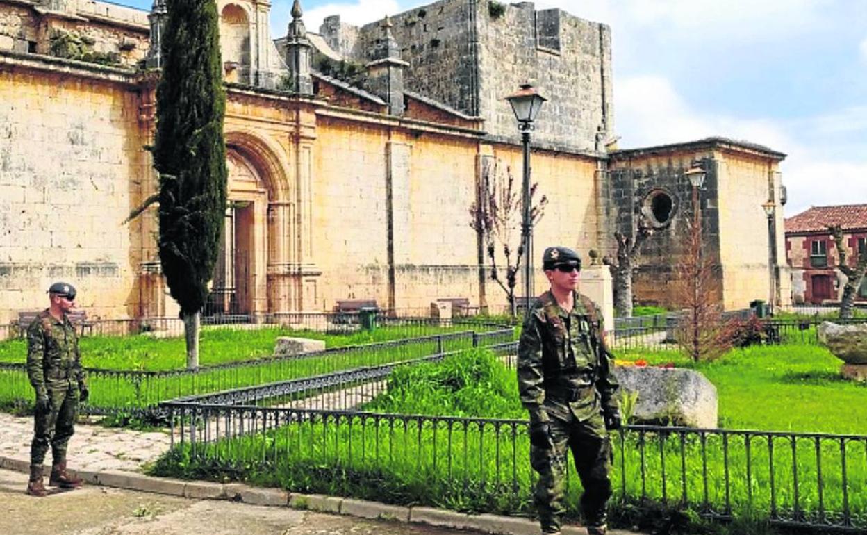 Dos militares patrullando ayer junto a la iglesia de San Andrés de Villardefrades.