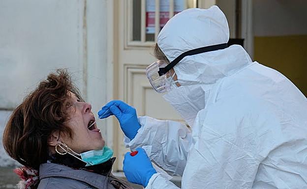 Una enfermera realiza la prueba del coronavirus a una mujer.