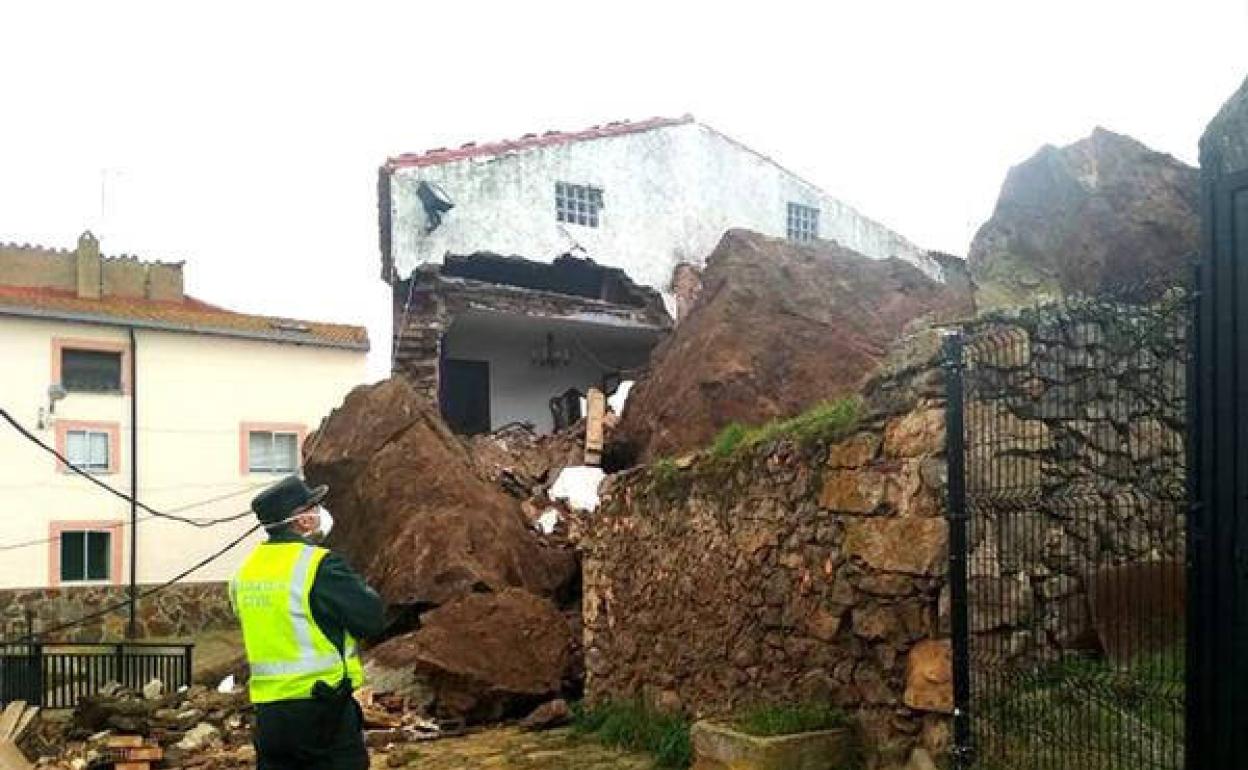 La Guardia Civil, en el lugar de los hechos.