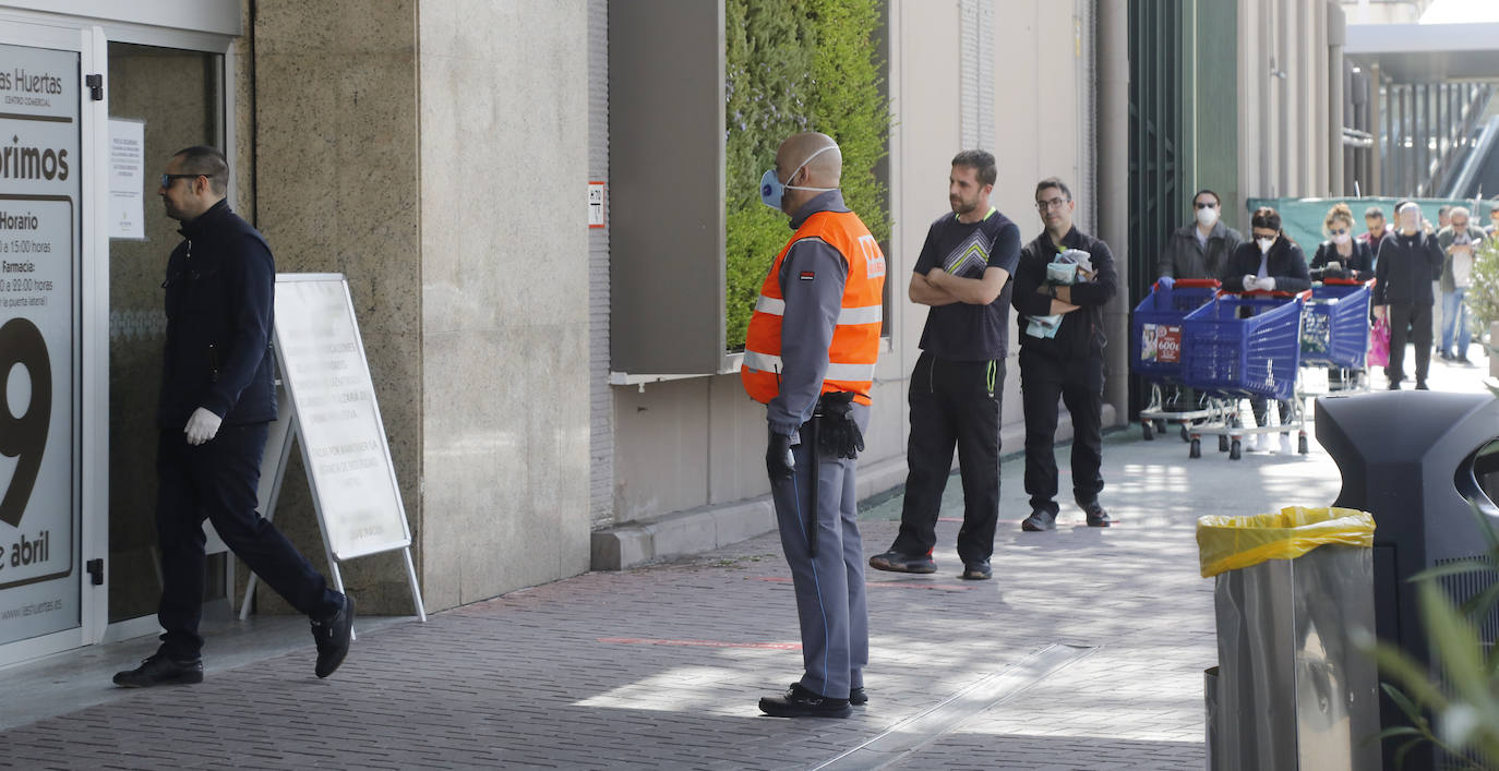 Los festivos de Semana Santa obligan a los ciudadanos a salir a la compra.