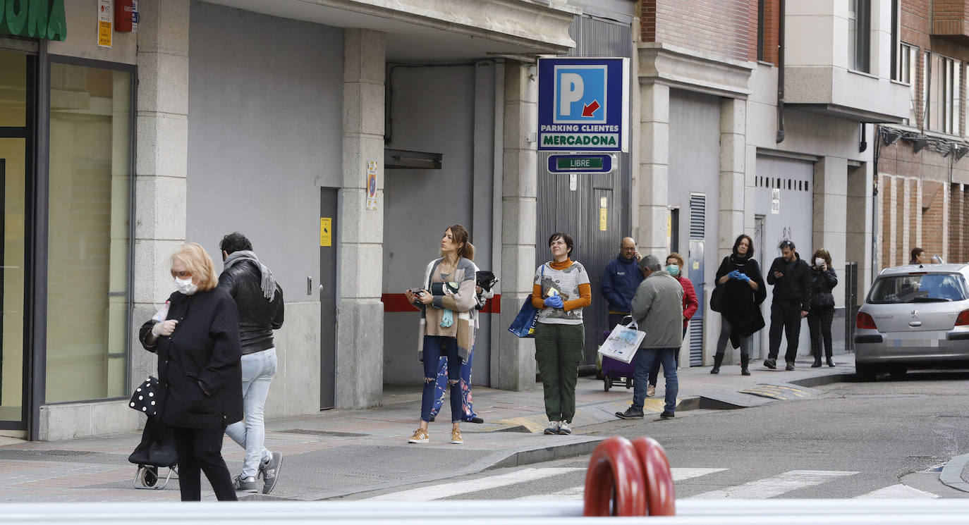 Los festivos de Semana Santa obligan a los ciudadanos a salir a la compra.