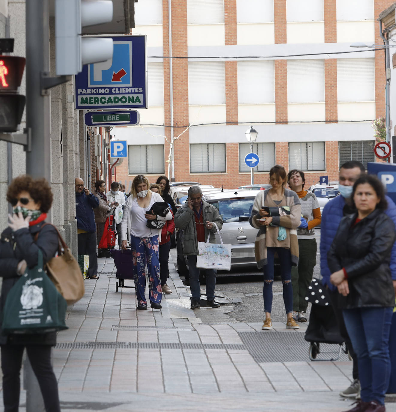 Los festivos de Semana Santa obligan a los ciudadanos a salir a la compra.