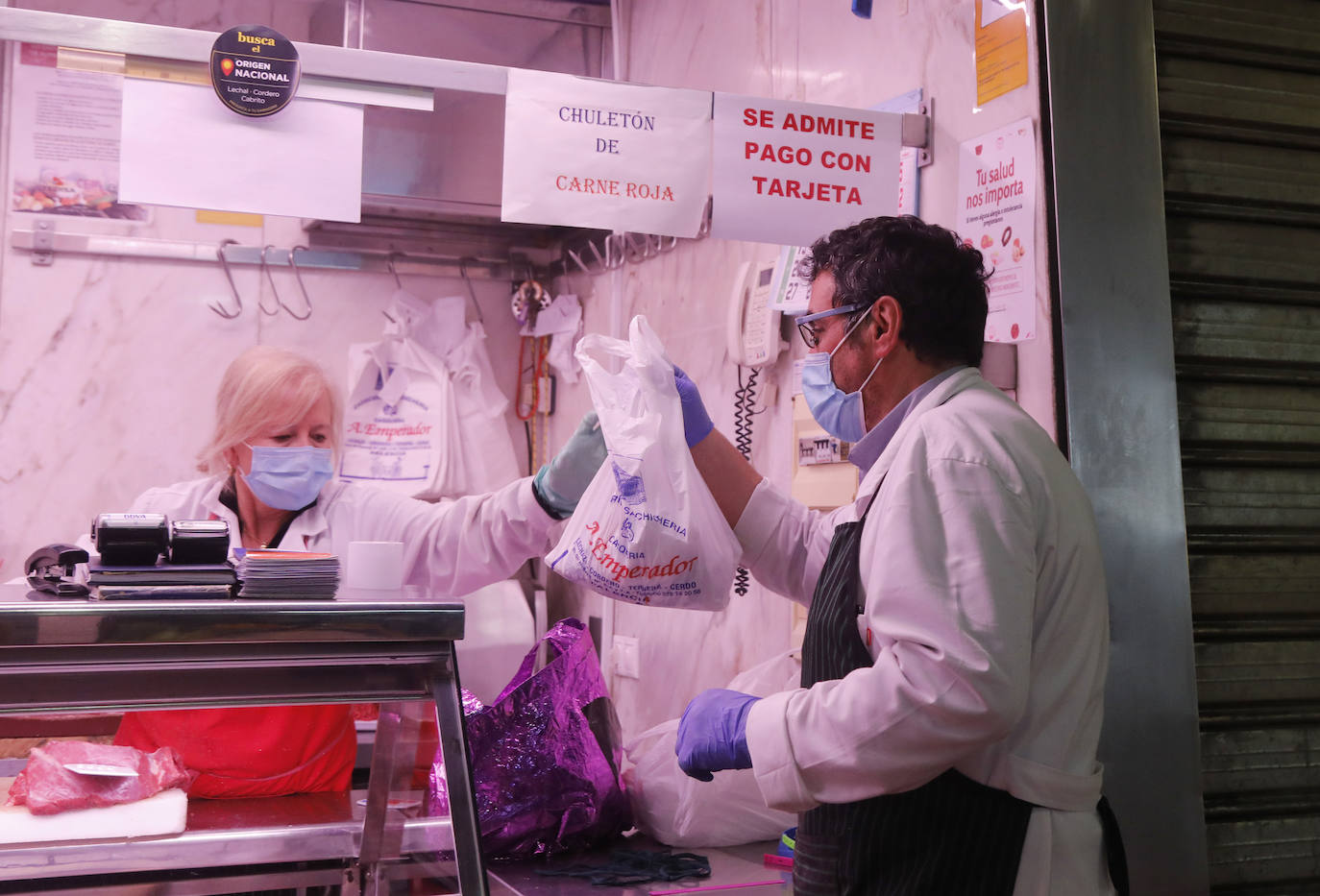 Los festivos de Semana Santa obligan a los ciudadanos a salir a la compra.