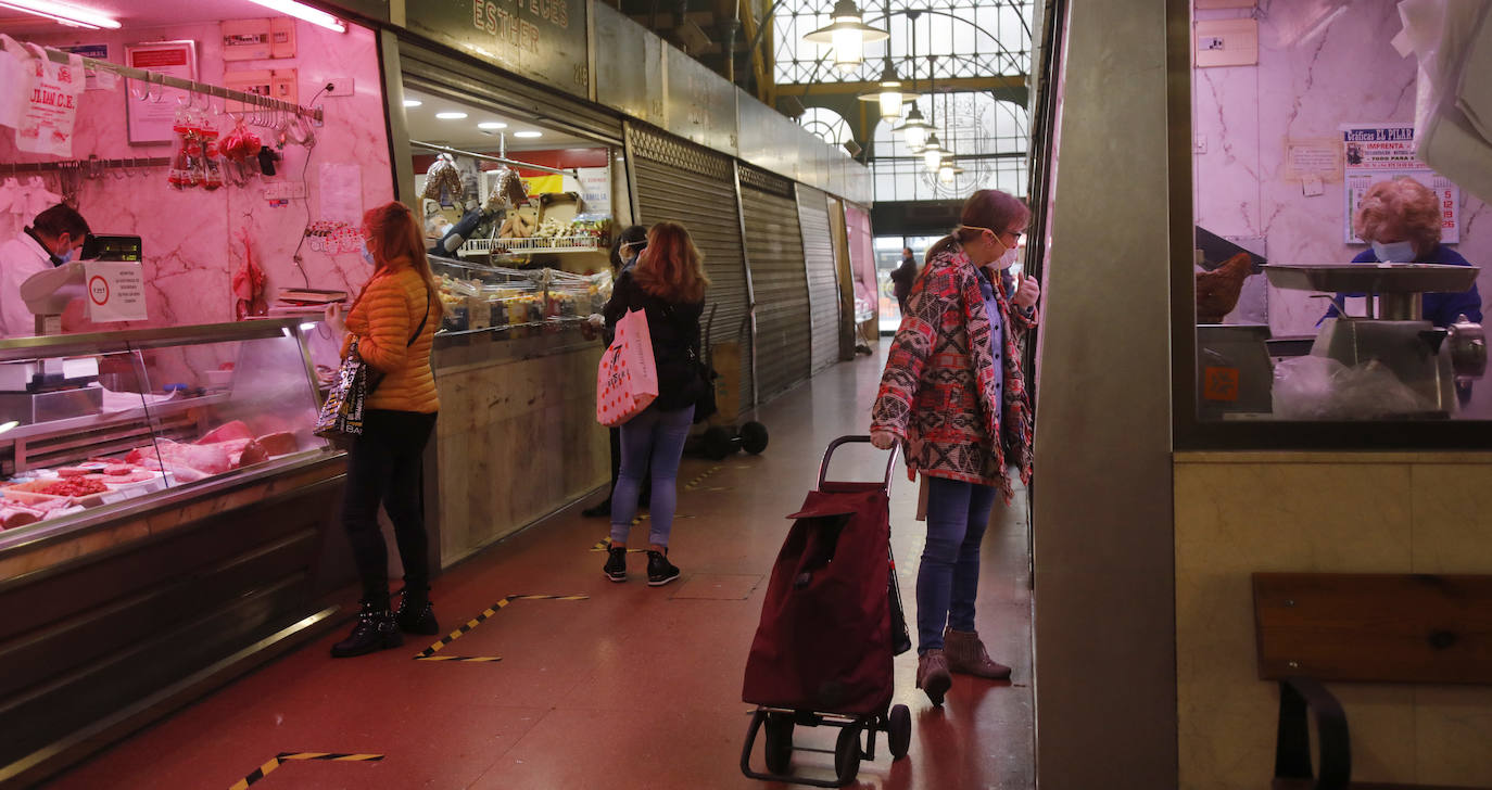 Los festivos de Semana Santa obligan a los ciudadanos a salir a la compra.