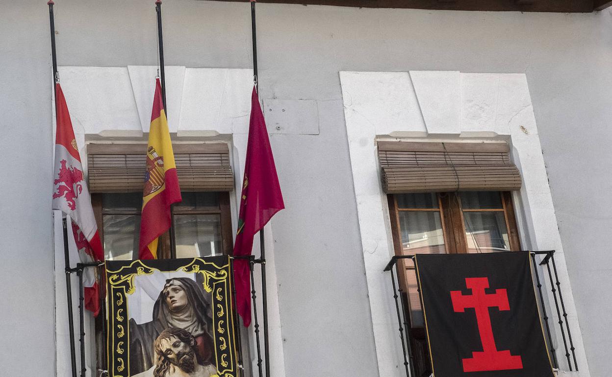 Banderas a media asta en la Cofradía de la Piedad, junto a la Iglesia de San Martín.