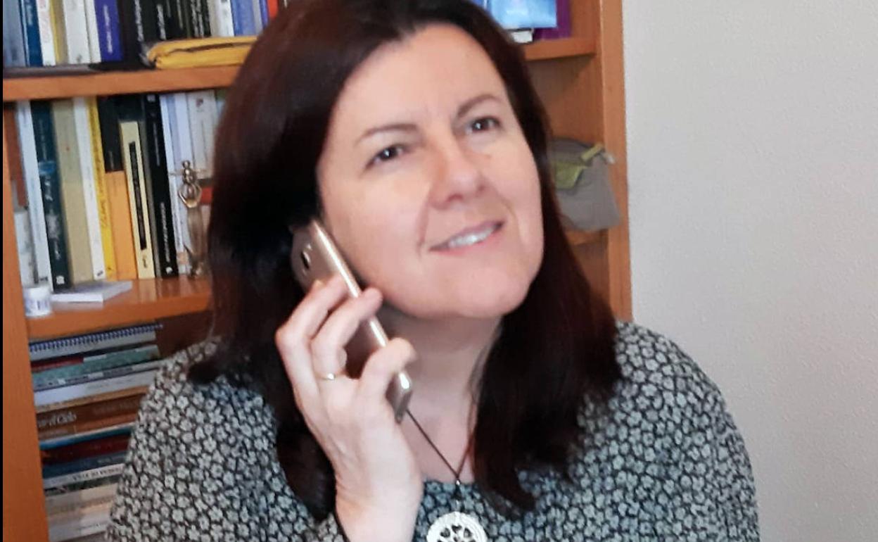 María Noel Firpo, psicóloga, atiende una llamada en su casa. 