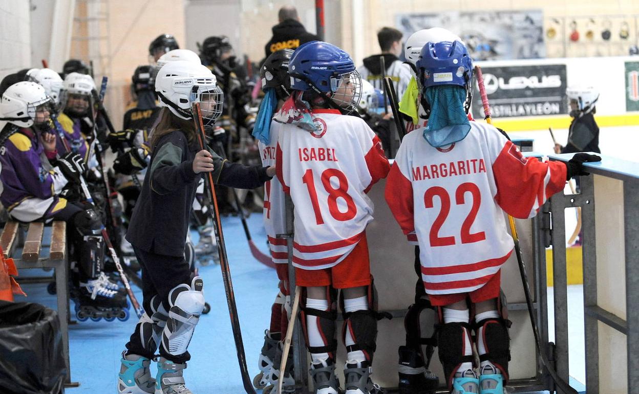 Imagen de un partido de hockey de los Juegos Escolares en Canterac. 