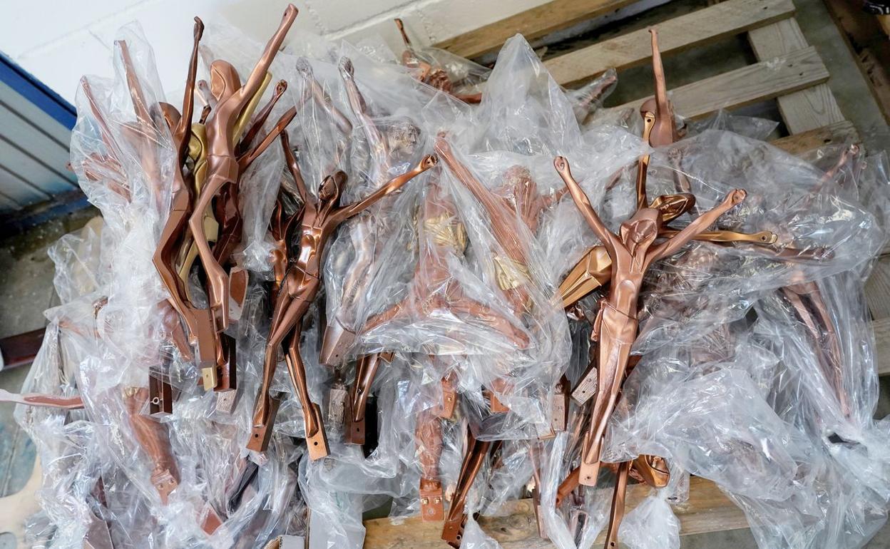 Crucifijos listos para ser incorporados a sus ataudes en Madrid.