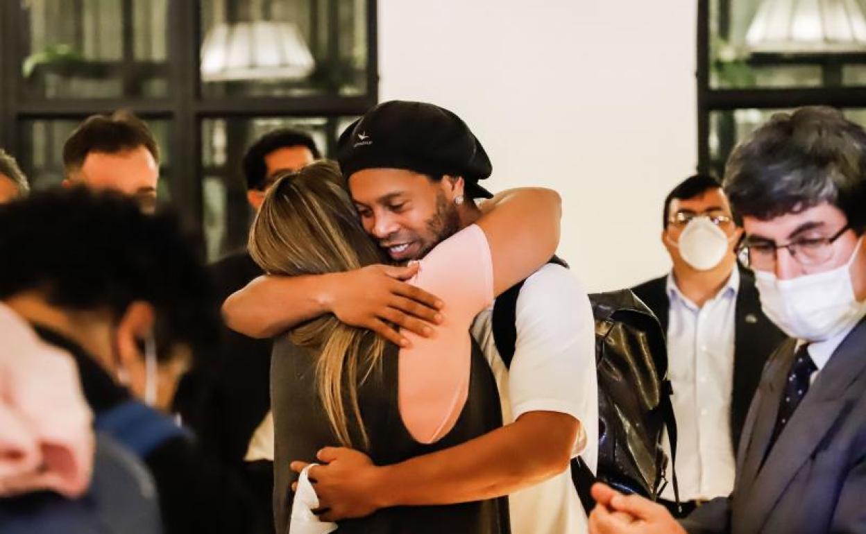 Ronaldinho abraza a una amiga tras salir de prisión en Paraguay. 