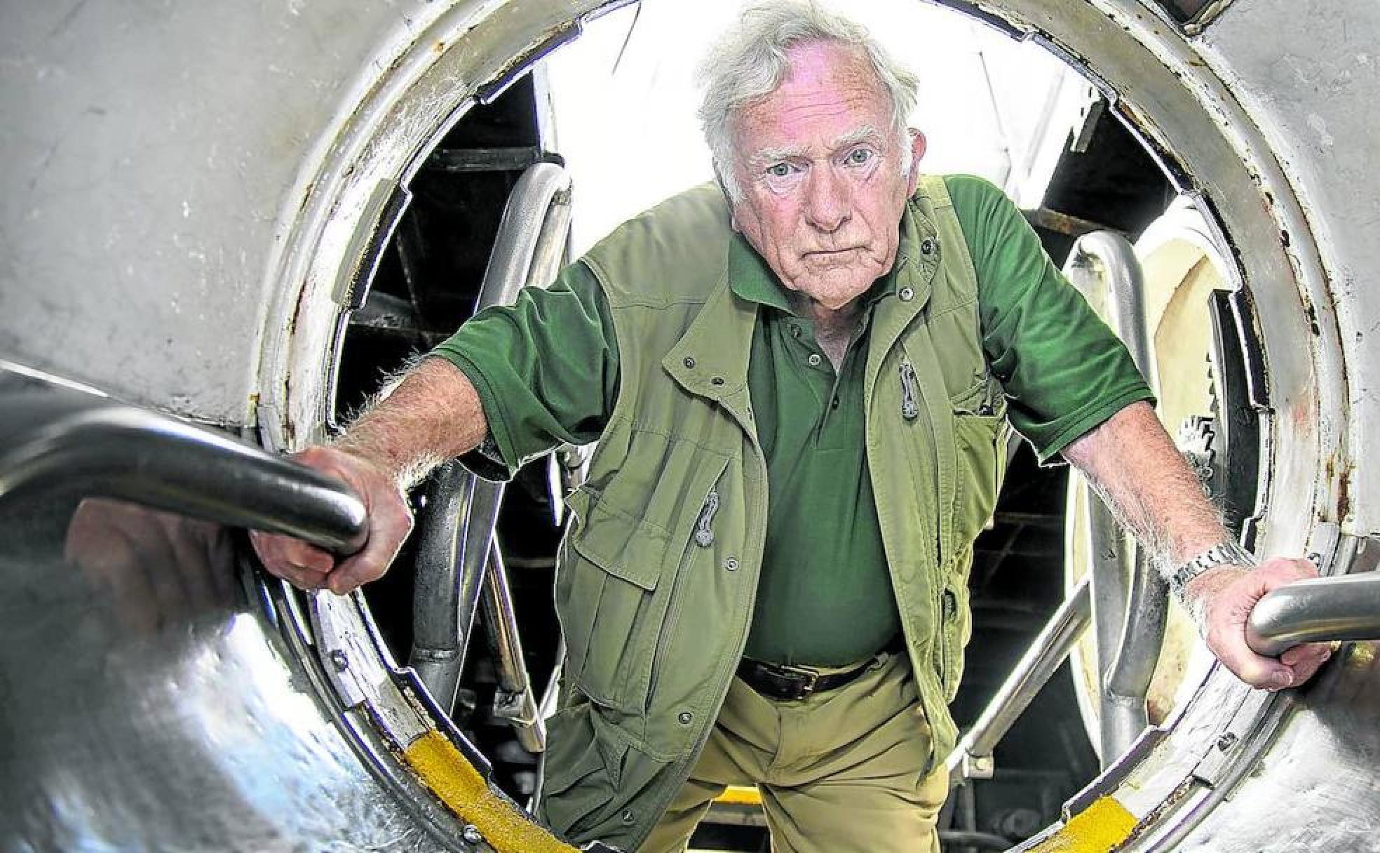 El capitán Don Walsh, en la actualidad, asomado a la entrada de un submarino.