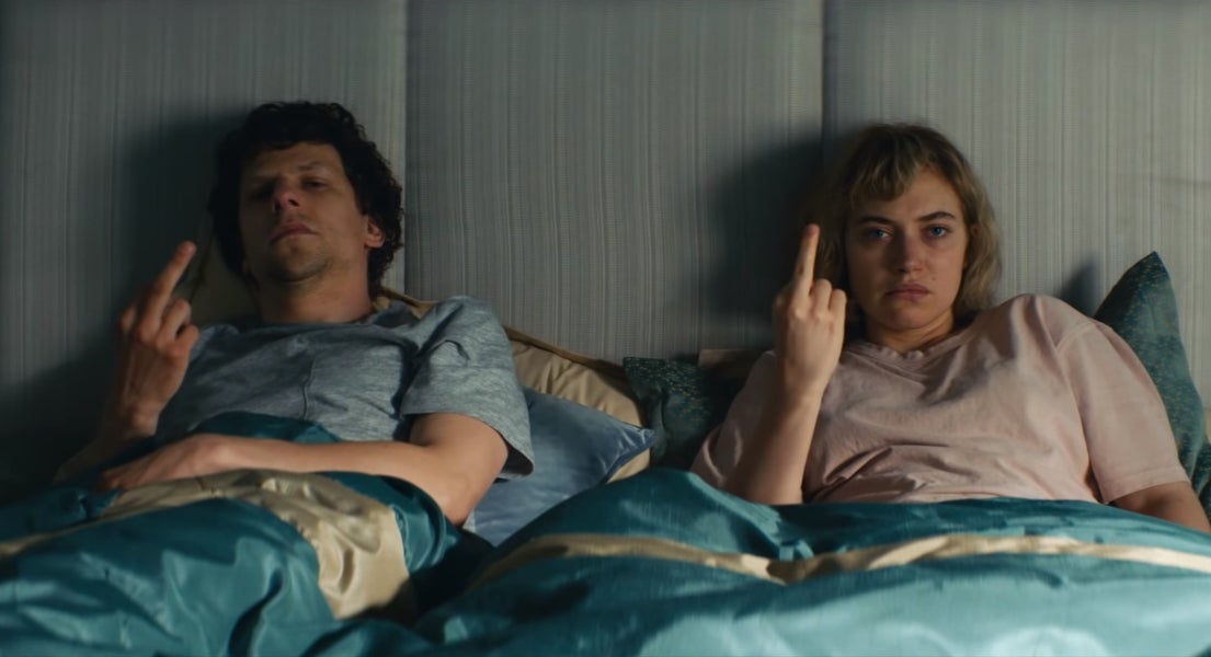 Jesse Eisenberg e Imogen Poots, en 'Vivarium'.