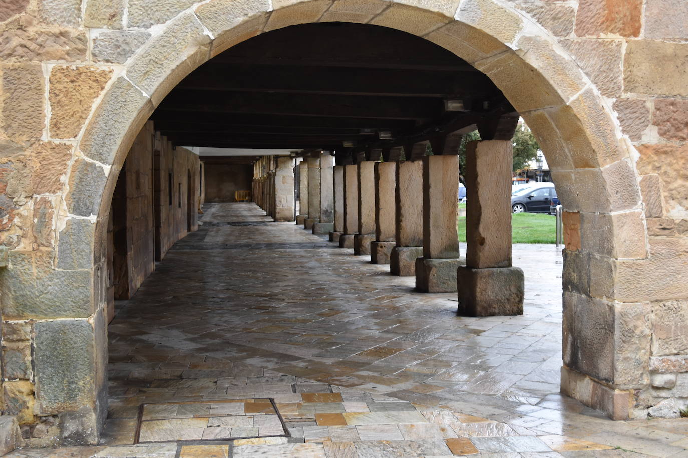 El ajetreo de las fábricas de galletas dan algo de movimiento a la villa.