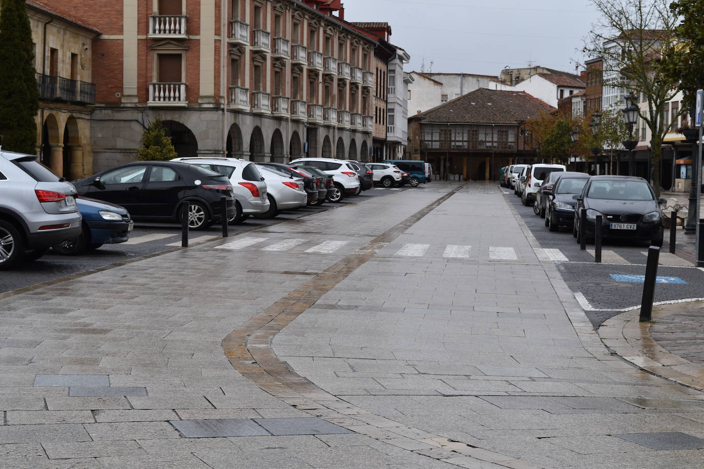 El ajetreo de las fábricas de galletas dan algo de movimiento a la villa.