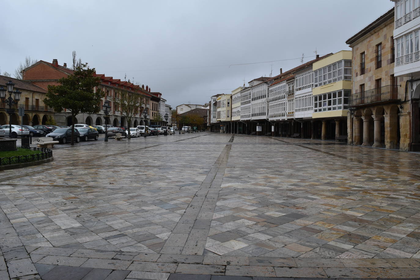 El ajetreo de las fábricas de galletas dan algo de movimiento a la villa.