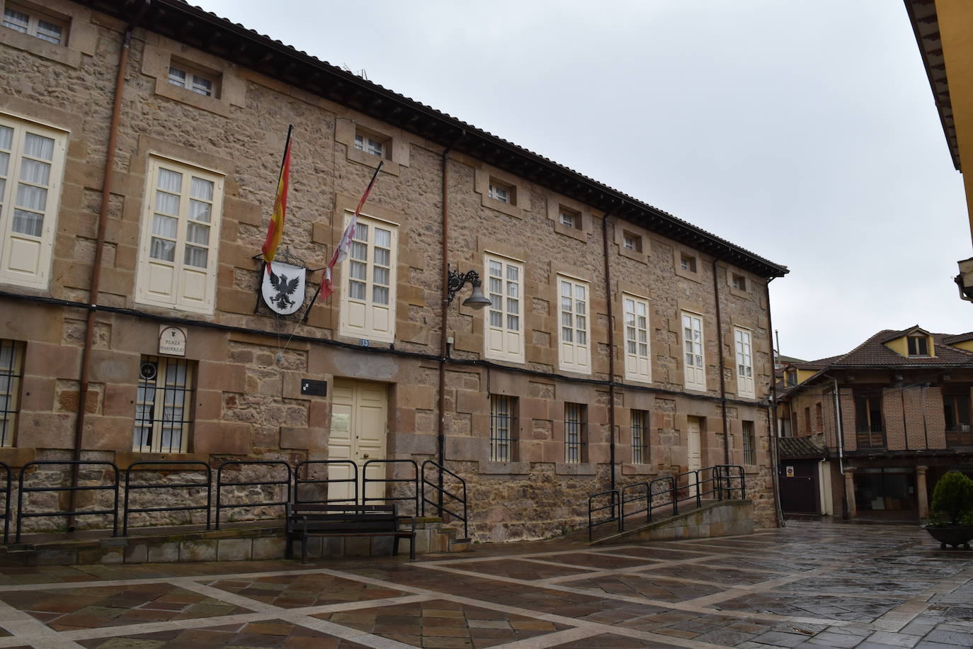 El ajetreo de las fábricas de galletas dan algo de movimiento a la villa.