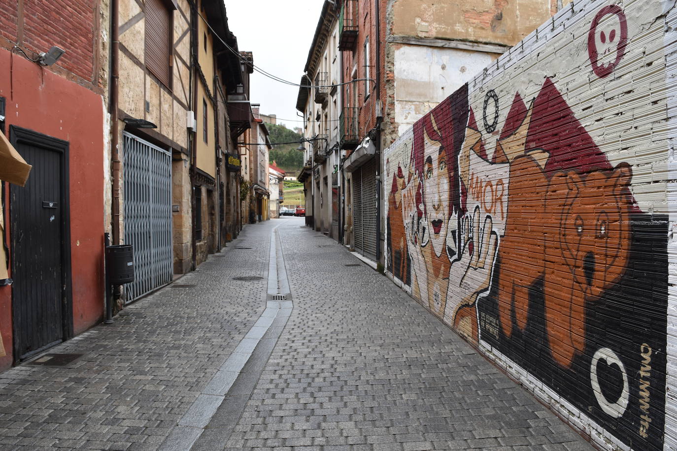 El ajetreo de las fábricas de galletas dan algo de movimiento a la villa.