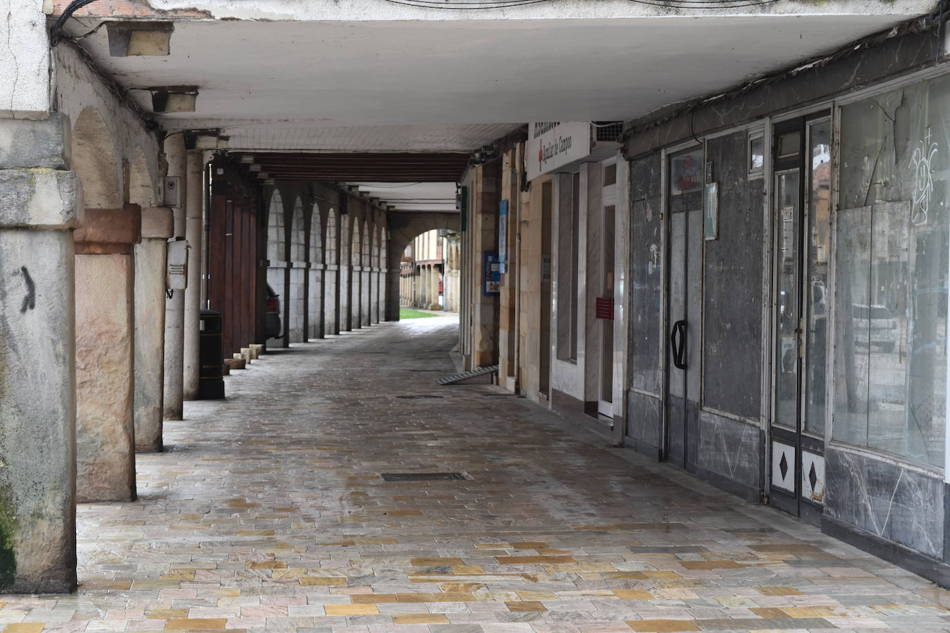 El ajetreo de las fábricas de galletas dan algo de movimiento a la villa.
