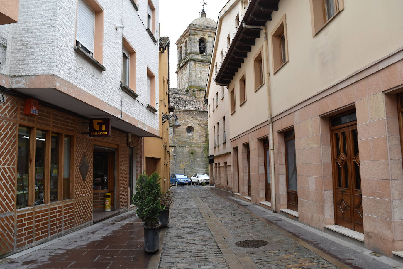 El ajetreo de las fábricas de galletas dan algo de movimiento a la villa.