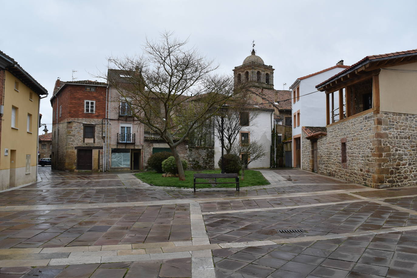 El ajetreo de las fábricas de galletas dan algo de movimiento a la villa.