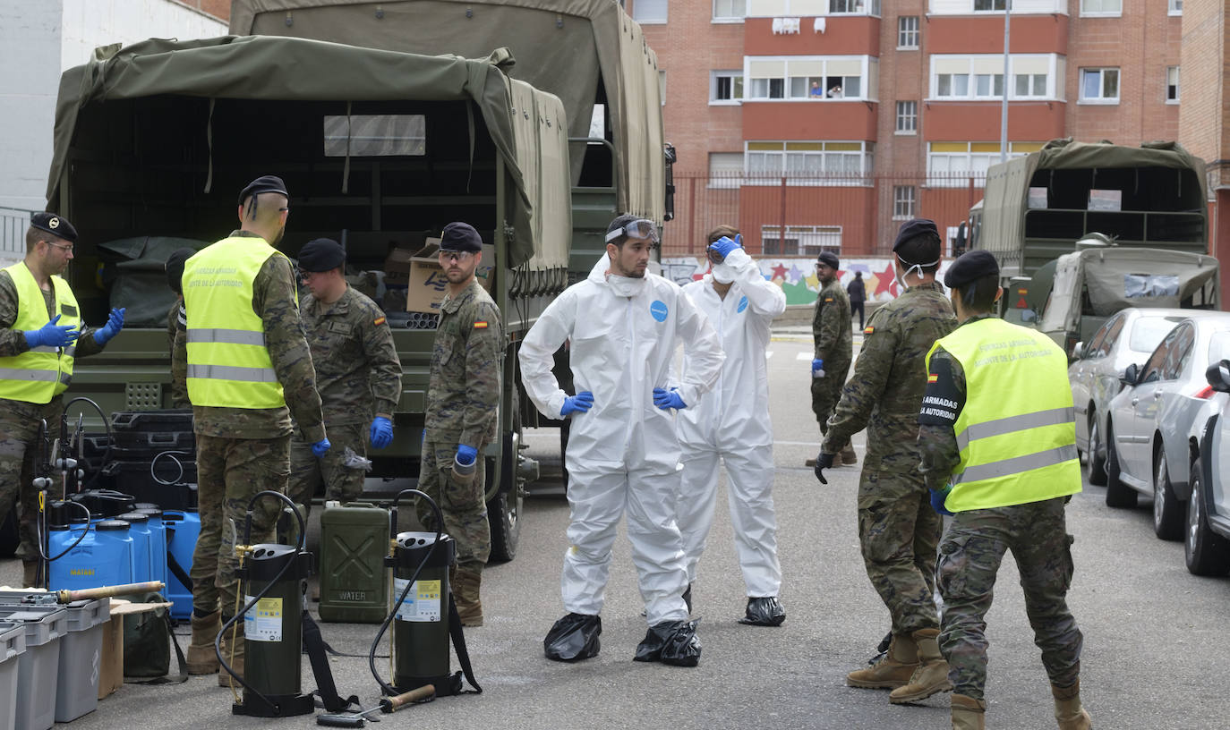 Fotos: El Ejército de Tierra desinfecta al centro de salud de Pilarica