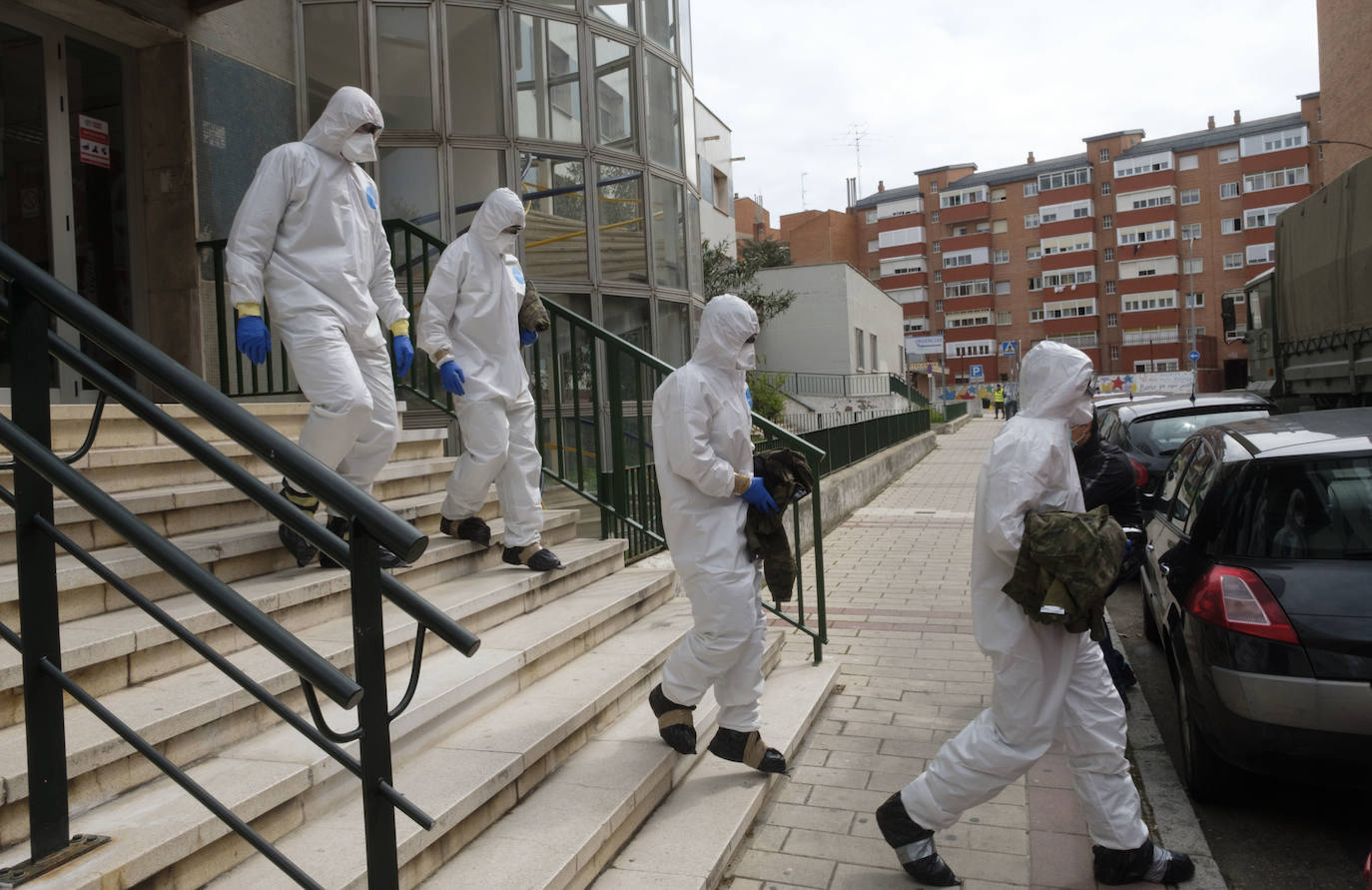 Fotos: El Ejército de Tierra desinfecta al centro de salud de Pilarica