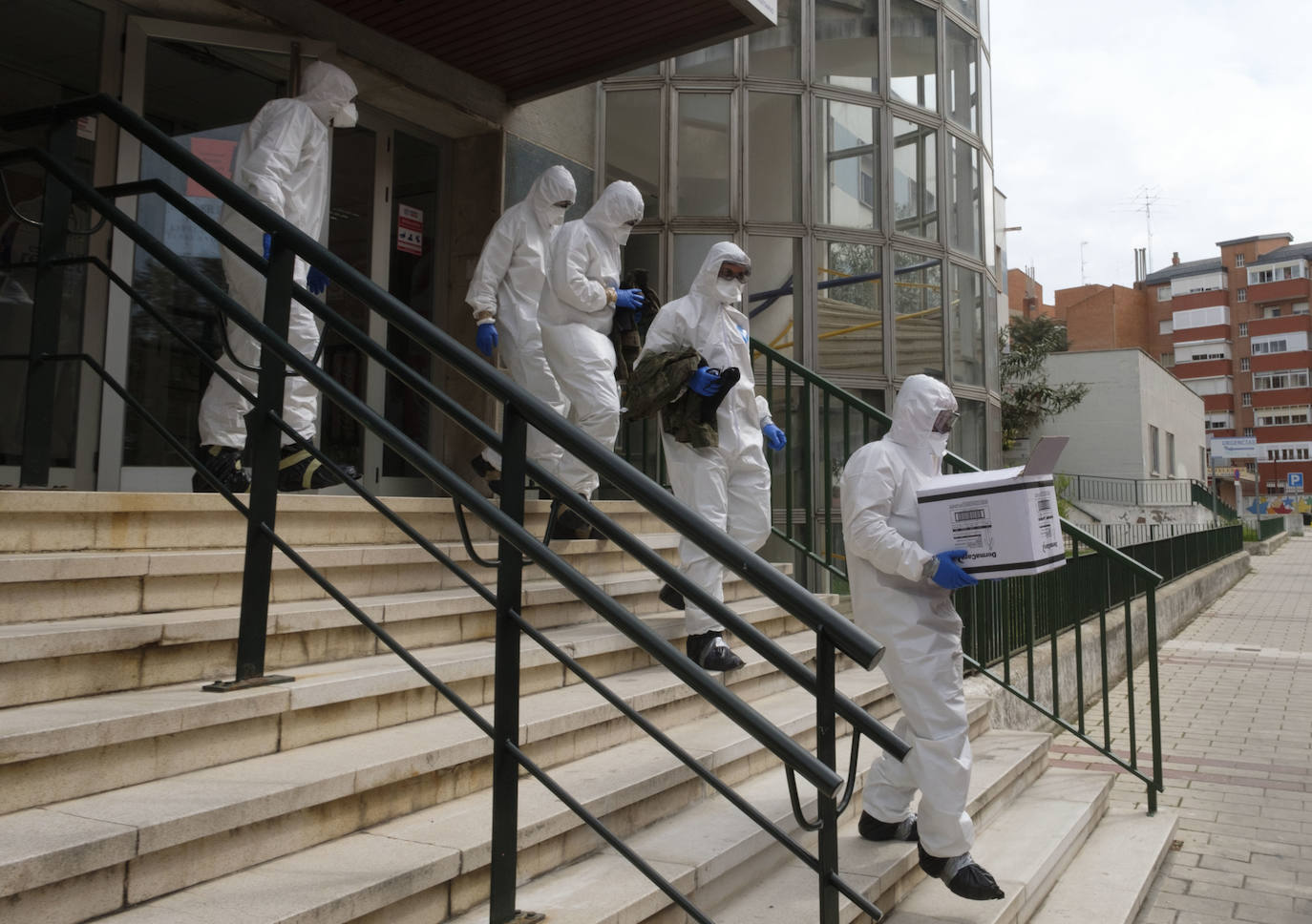 Fotos: El Ejército de Tierra desinfecta al centro de salud de Pilarica