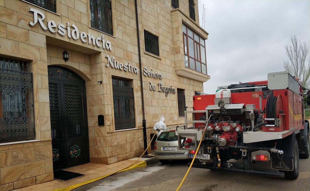 Labores de desinfección este jueves en la residencia de La Unión de Campos.