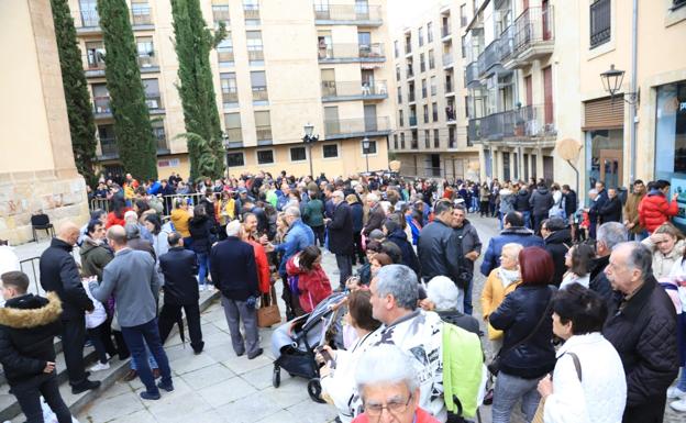 Imagen. La amenaza de lluvia impide salir a Jesús del Vía Crucis en Salamanca.