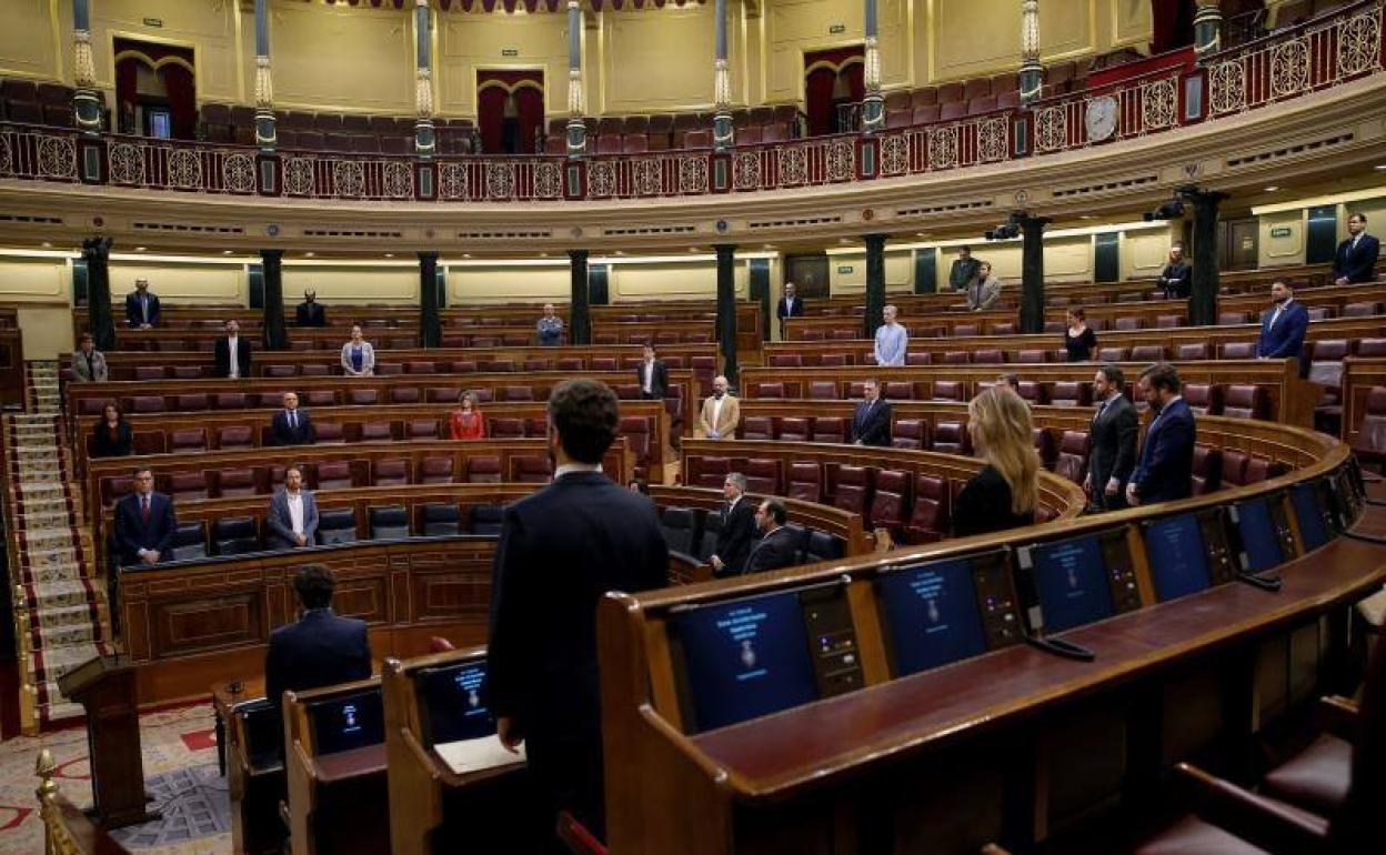 Minuto de silencio ayer, en el Congreso de los Diputados, por las víctimas del coronavirus.