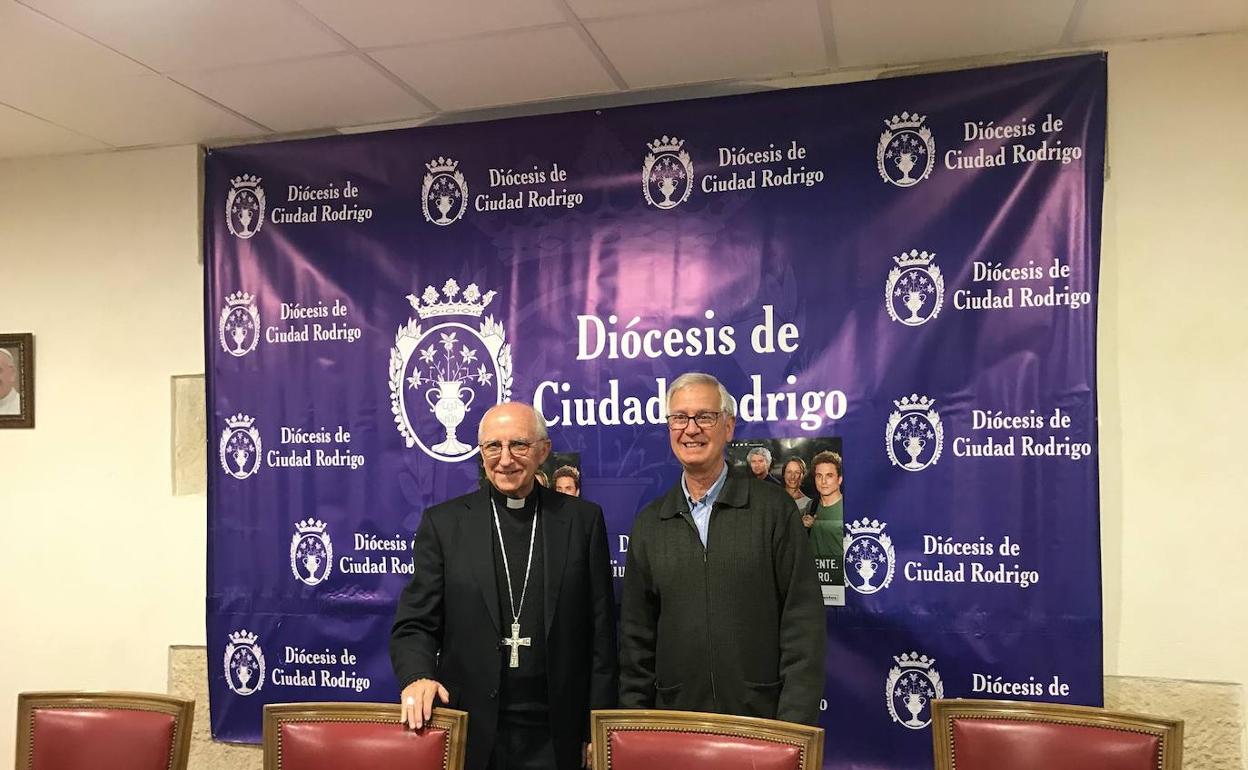 El obispo García Burillo junto al ecónomo, Fernando Sánchez, el pasado mes de noviembre. 