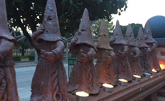 Una procesión de barro artesanal en Nava