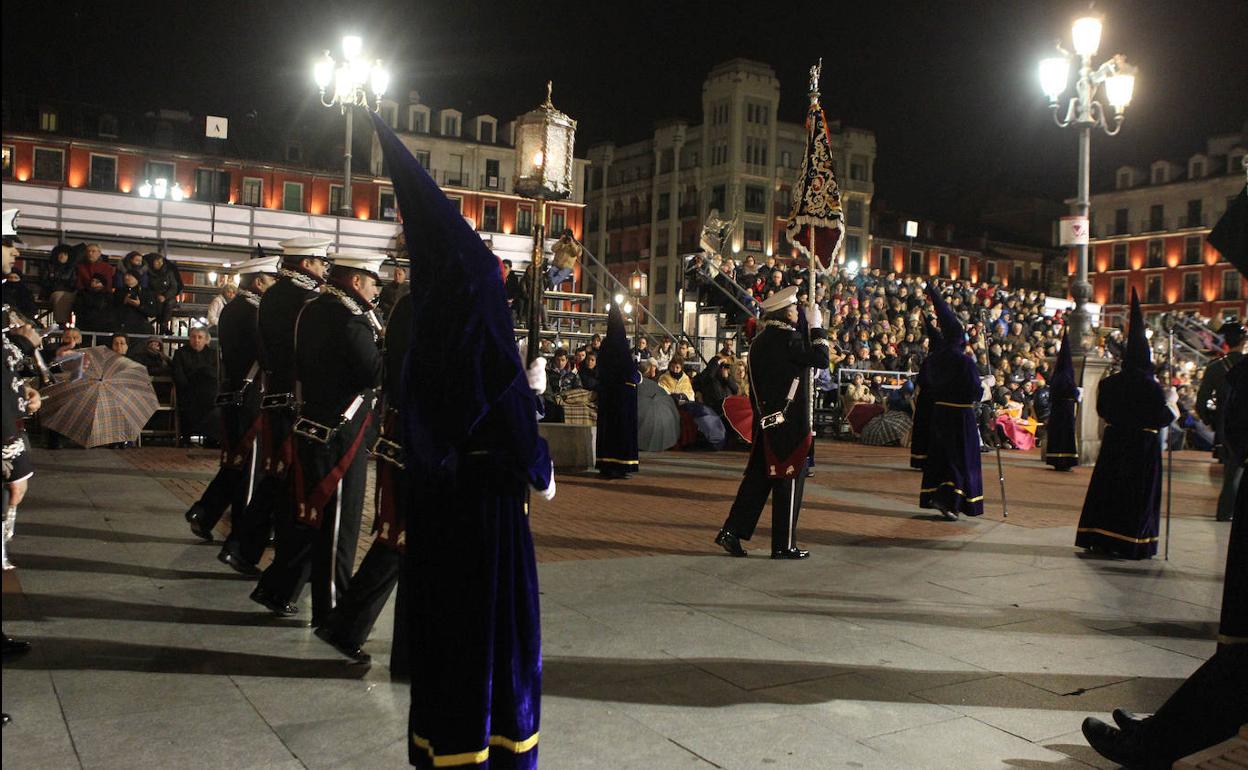 Nazarebos y banda de música, en la Plaza Mayor, en la procesión general de 2019.