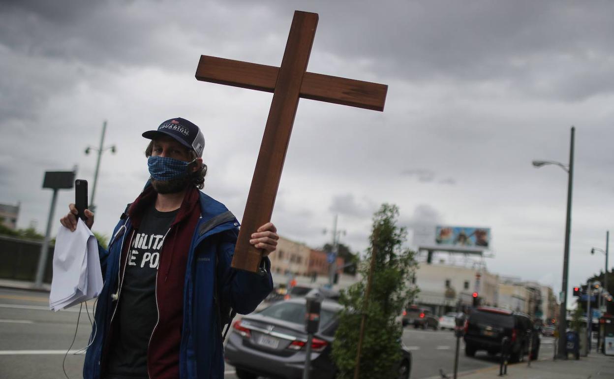 Un miembro de Los obreros católicos de Los Ángeles, en su via crucis particular por las calles de la ciudad californiana.