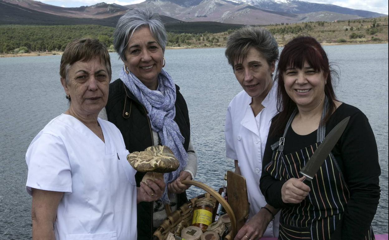 Marisa Rodríguez, segunda por la izquierda, junto a otras de as integrantes de la cooperativa de Tabuyo del Monte (León).