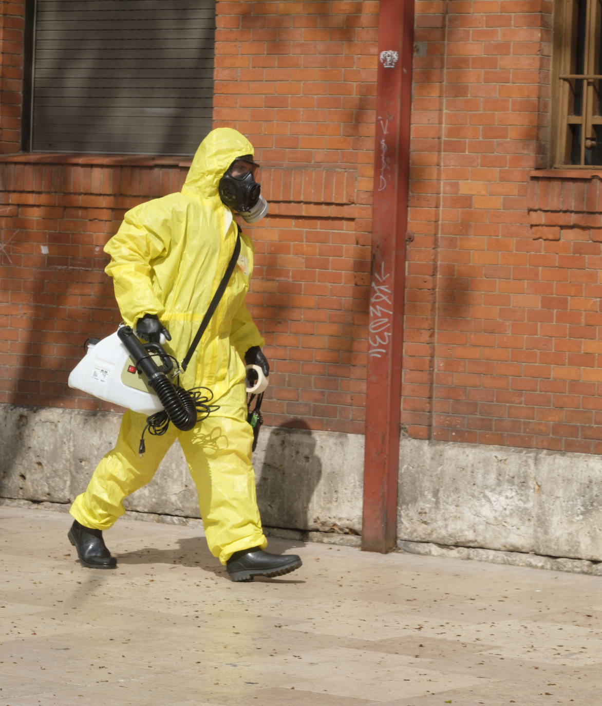 Fotos: Efectivos de la UME desinfectan el Centro Asistencial Nuestra Señora del Carmen, de Valladolid