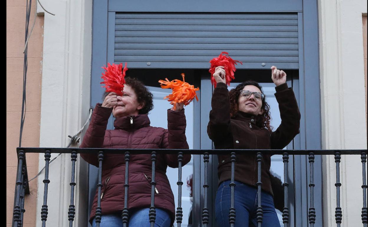 Dos que se van a ganar una regañina por no hacer las cosas como dictan los guardianes de la moral.