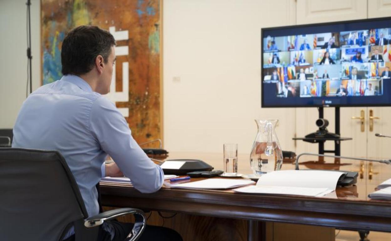 El presidente del Gobierno, Pedro Sánchez, durante la videconferencia mantenida este domingo con los mandatarios autonómicos.