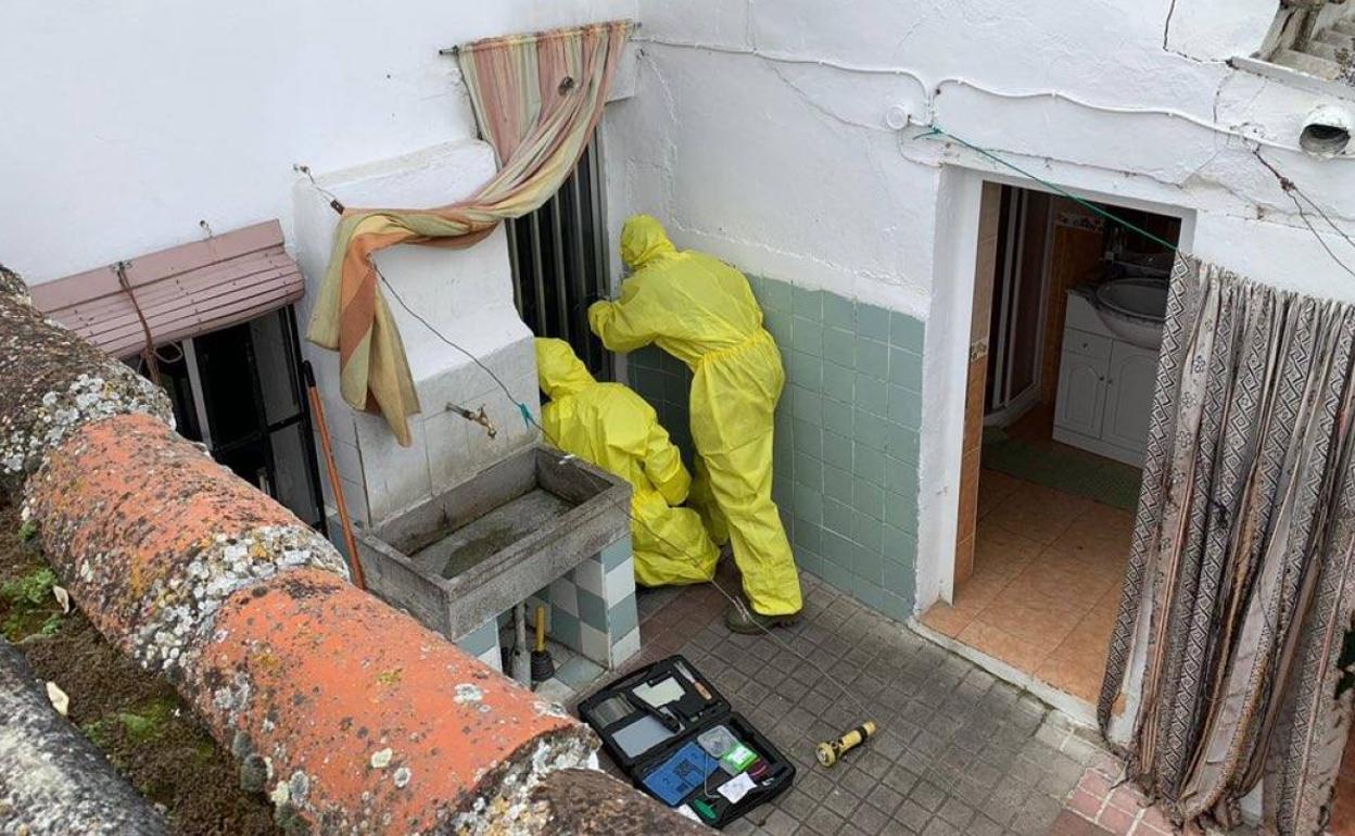 Los Bomberos abren la puerta de la casa del vecino fallecido en Nava del Rey.