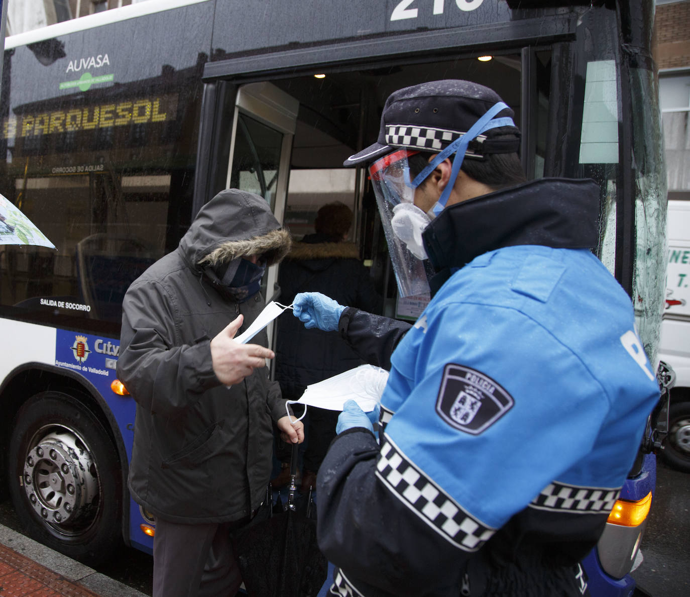 Fotos: La Policía de Valladolid reparte mascarillas en la estación y en las paradas de autobús