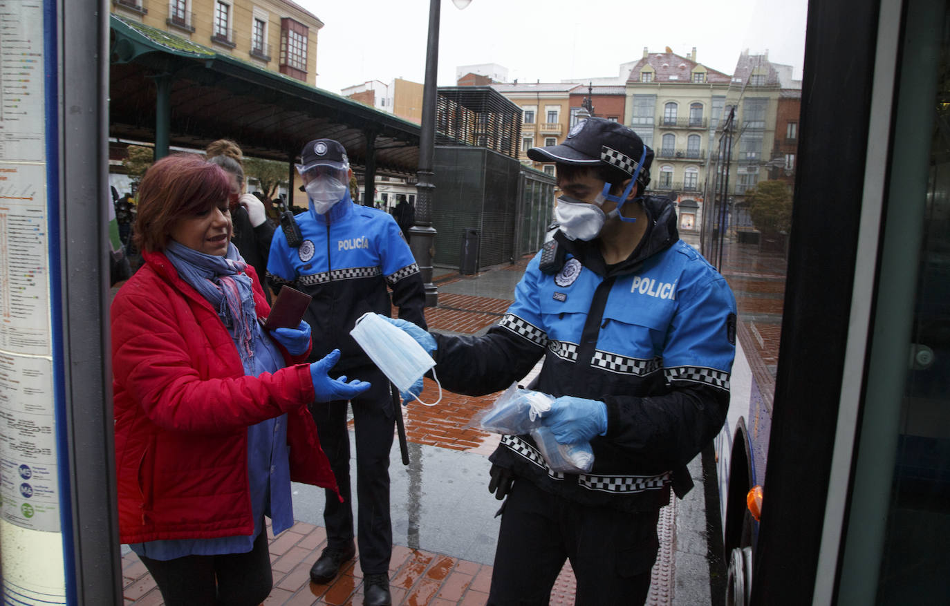 Fotos: La Policía de Valladolid reparte mascarillas en la estación y en las paradas de autobús