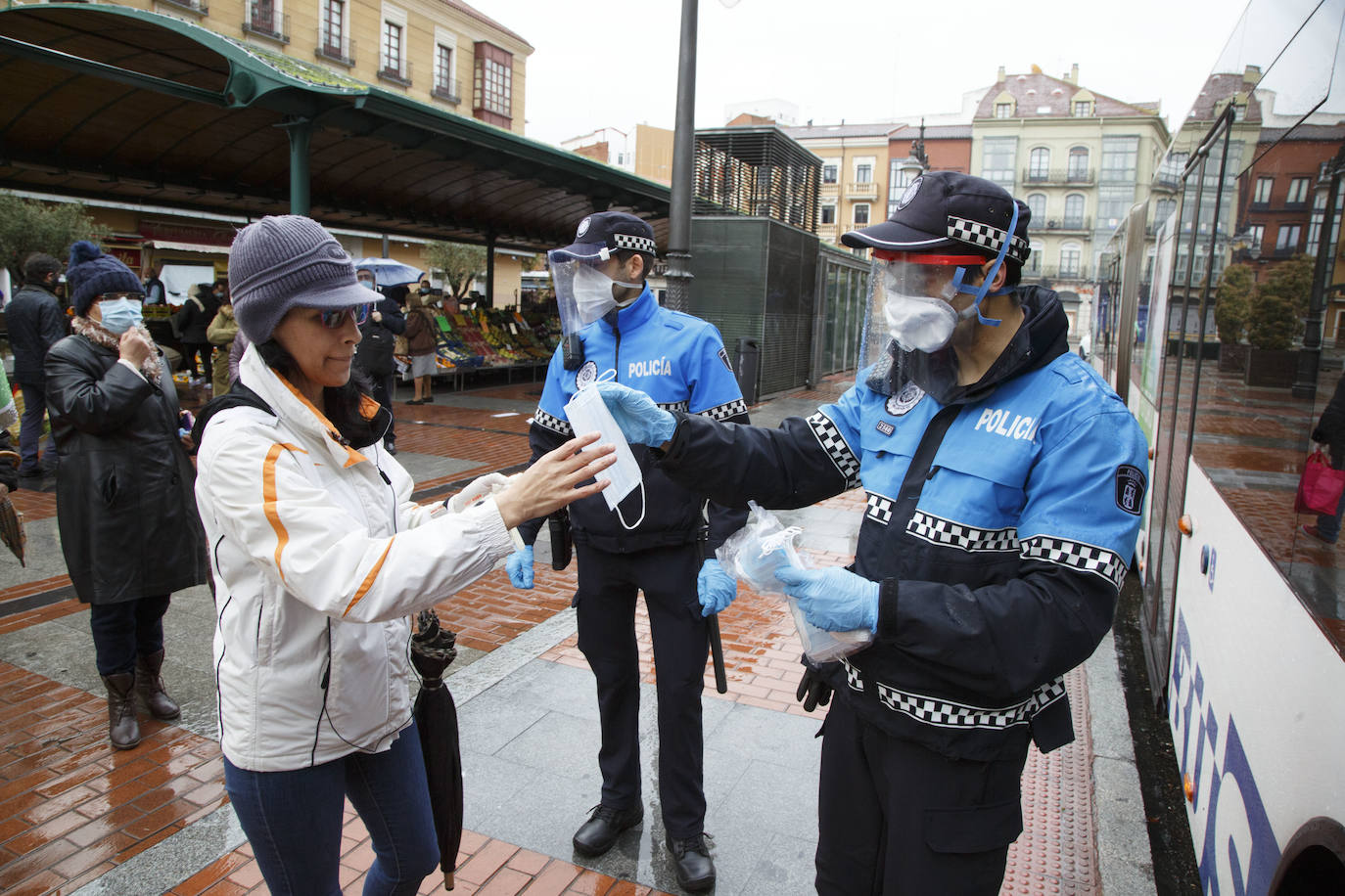 Fotos: La Policía de Valladolid reparte mascarillas en la estación y en las paradas de autobús
