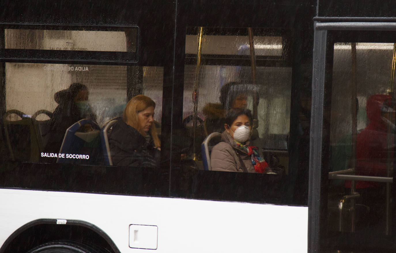 Fotos: La Policía de Valladolid reparte mascarillas en la estación y en las paradas de autobús