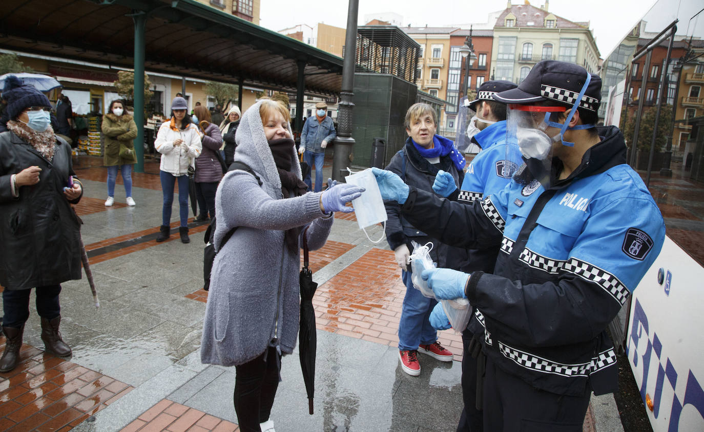 Fotos: La Policía de Valladolid reparte mascarillas en la estación y en las paradas de autobús